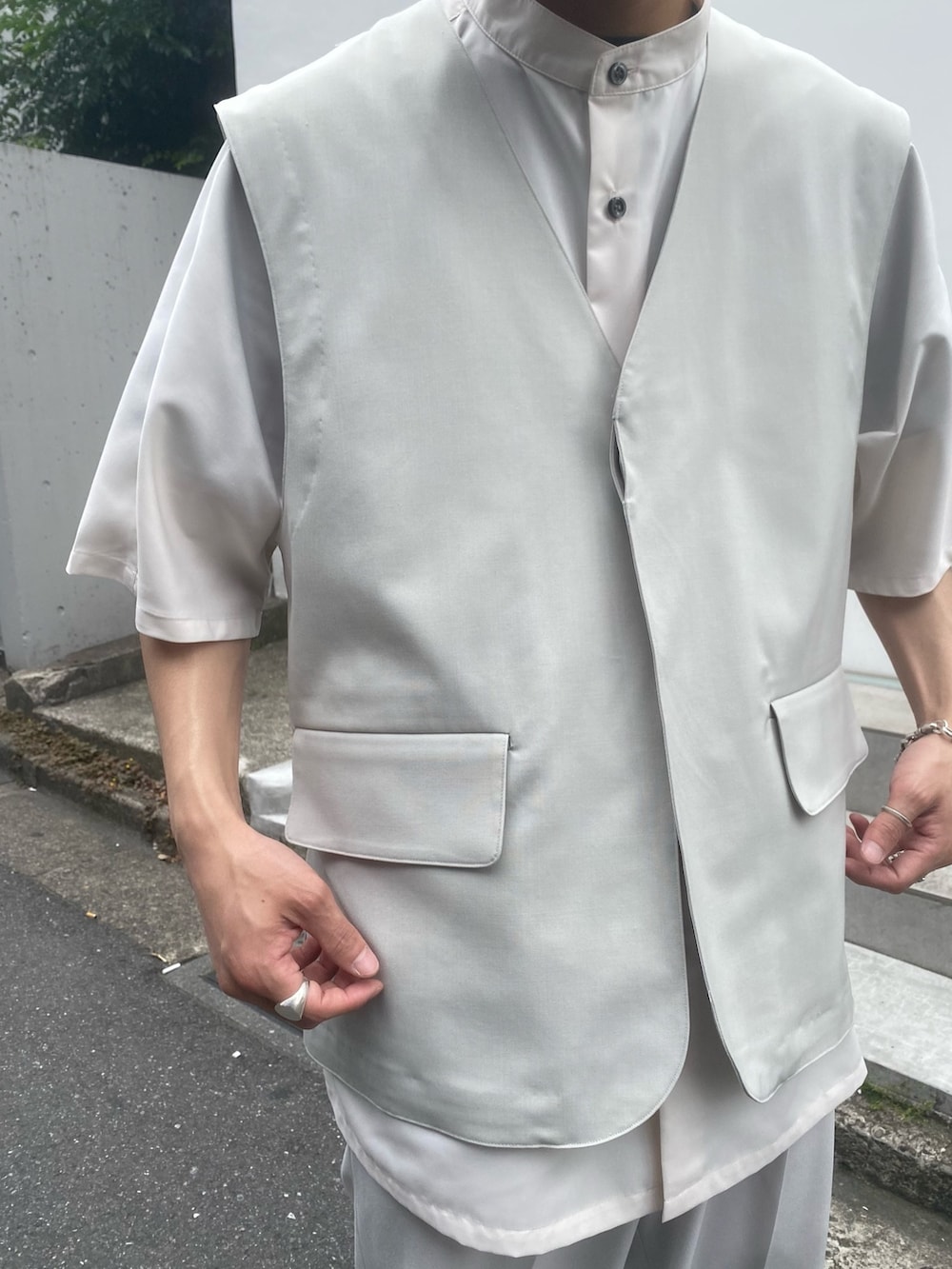 ホワイト系のシャツ/ブラウス、ホワイト系のベストを着用したメンズの春コーディネートの4枚目の写真
