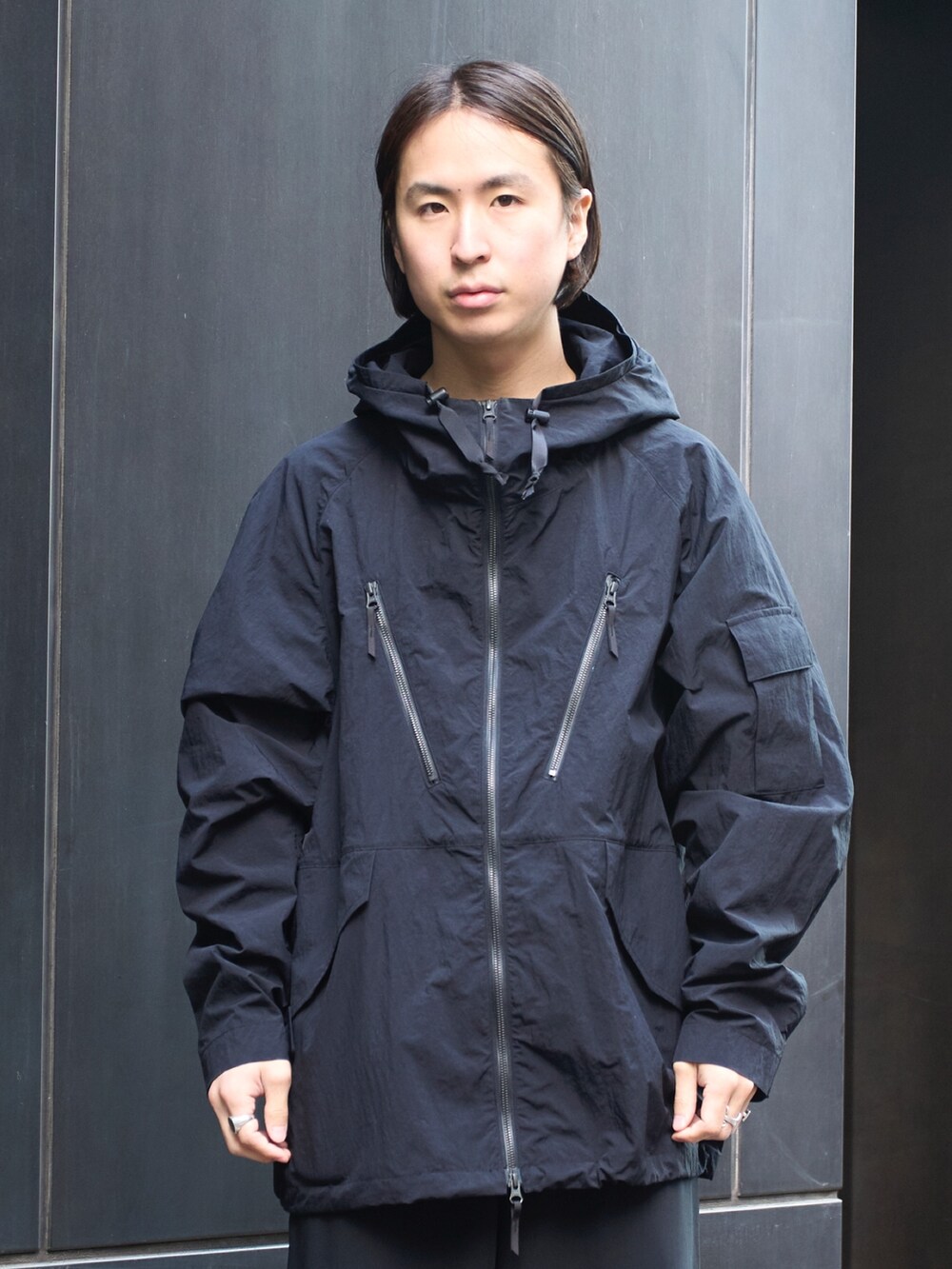 「休日スタイル、きれいめカジュアル、ワイドパンツ、黒」｜「N.HOOLYWOODのSTUDIOUS別注 098 WIDE PANTS（スラックス、ブラック系）」を使った、yoshidaさん（メンズ・169cm）の冬コーディネートの4枚目の写真