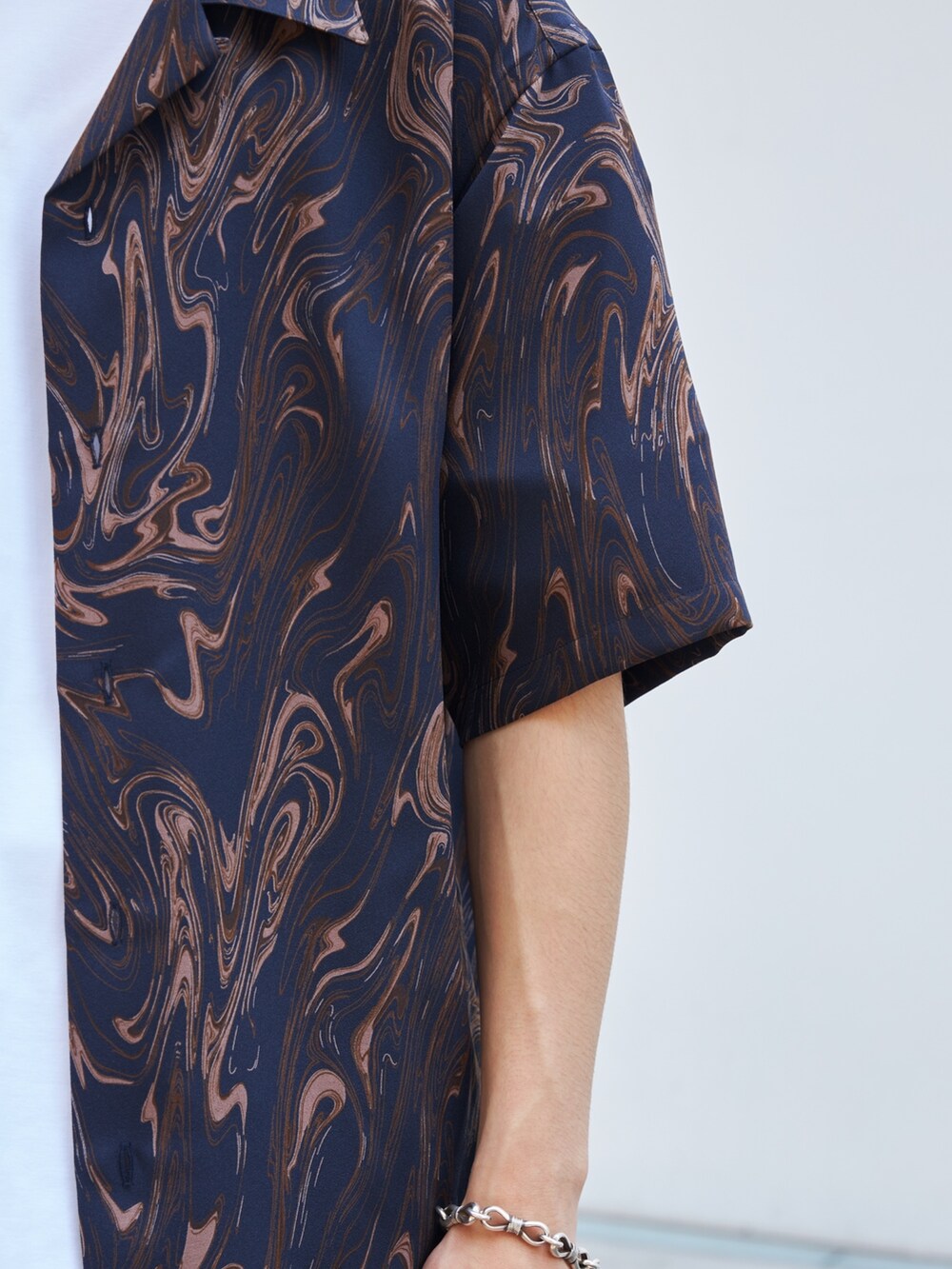 ブルー系のシャツ/ブラウス、グレー系のスラックスを着用したメンズの夏コーディネートの5枚目の写真