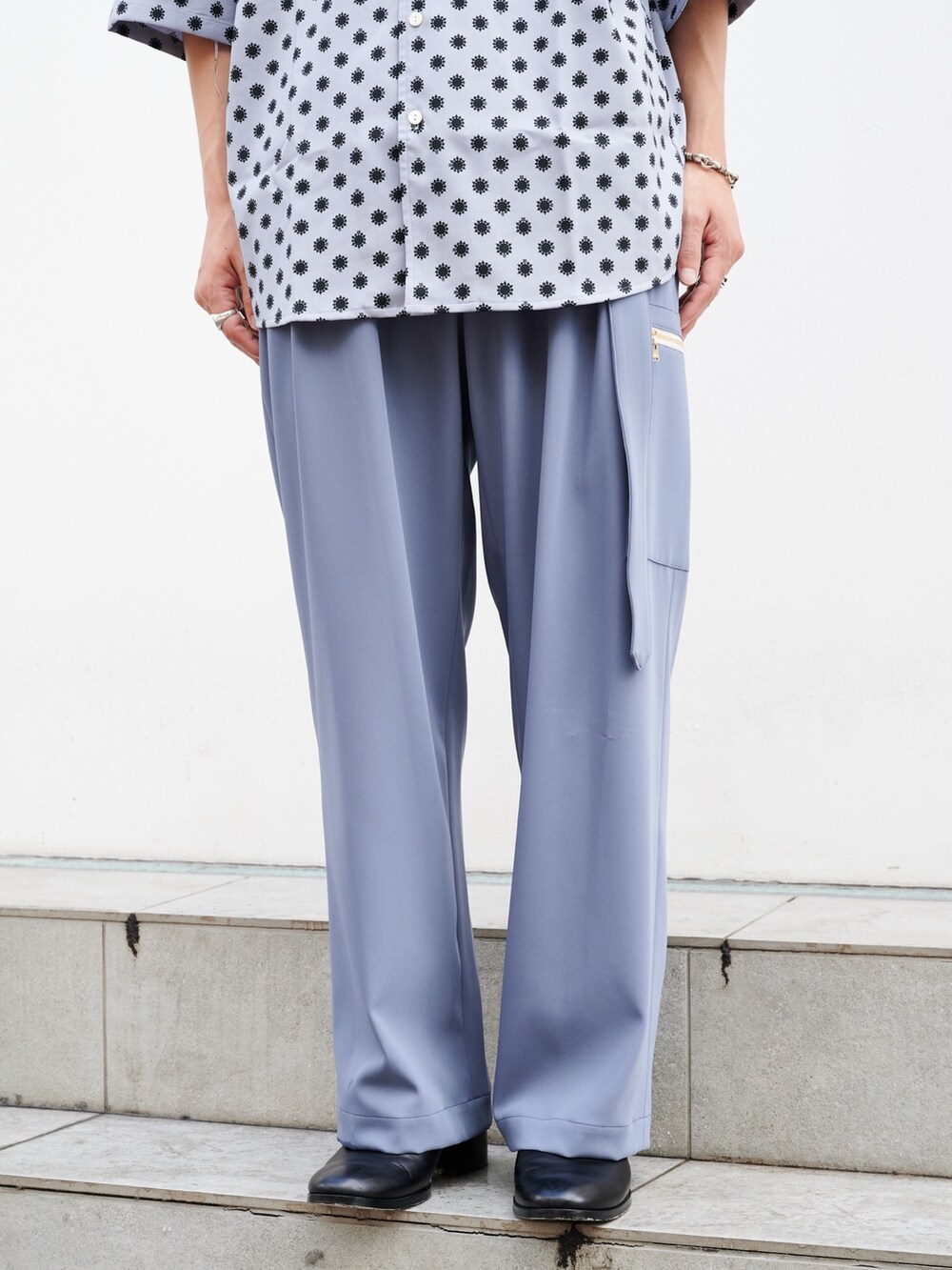 「アツいコーデ全部見せ、今日のコーデ、シンプルコーデ」｜「CULLNIのSTUDIOUS別注 CARGO PANTS（カーゴパンツ、グレー系）」を使った、yoshidaさん（メンズ・169cm）の夏コーディネートの5枚目の写真