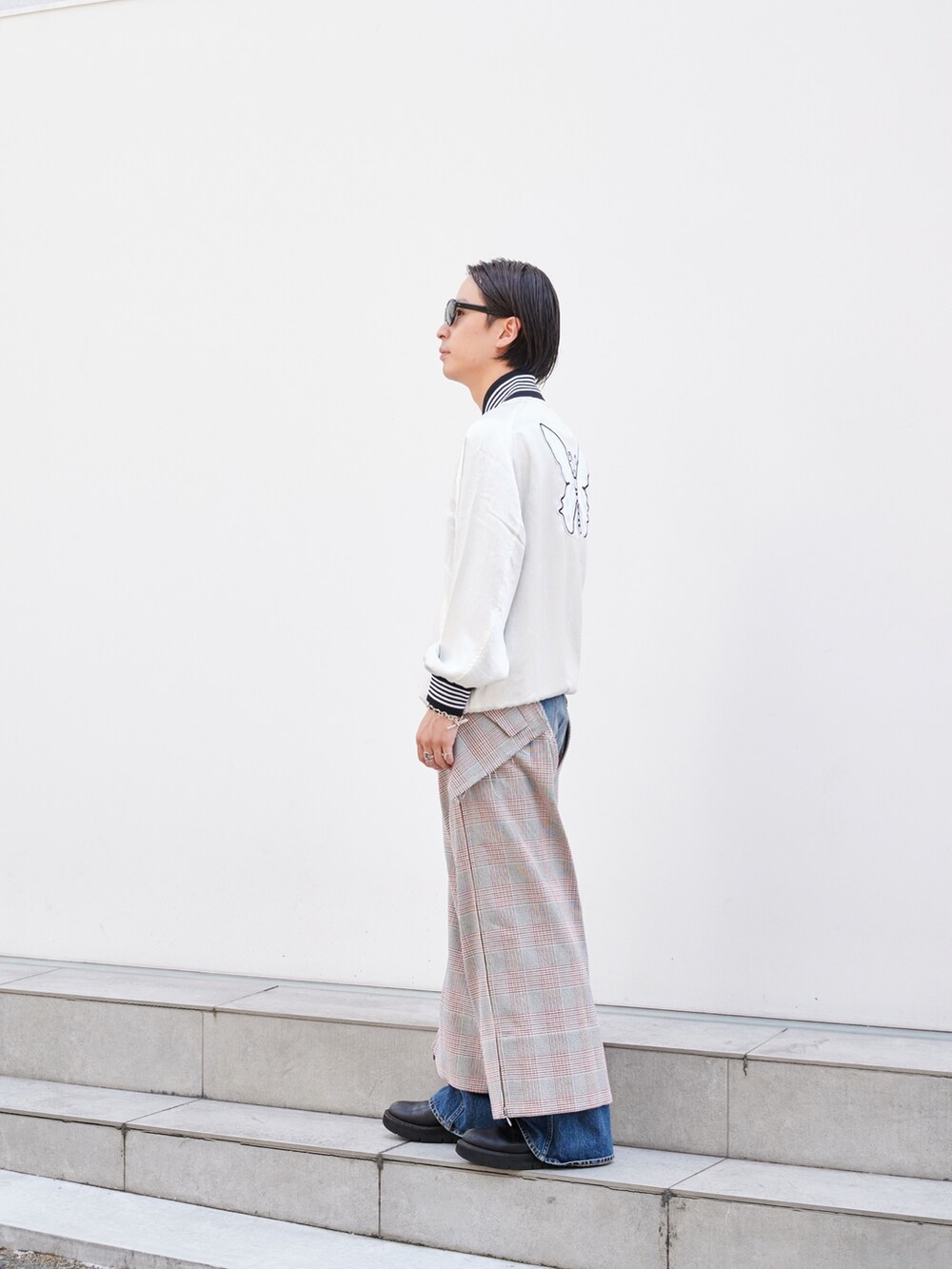 「今日のコーデ、サングラス、デニム、重ね着ベストシーズン」｜「MASUの【MASU/エムエーエスユー】GLEN PLAID WIDE CHAPS（スラックス、レッド系）」を使った、yoshidaさん（メンズ・169cm）の夏コーディネートの2枚目の写真