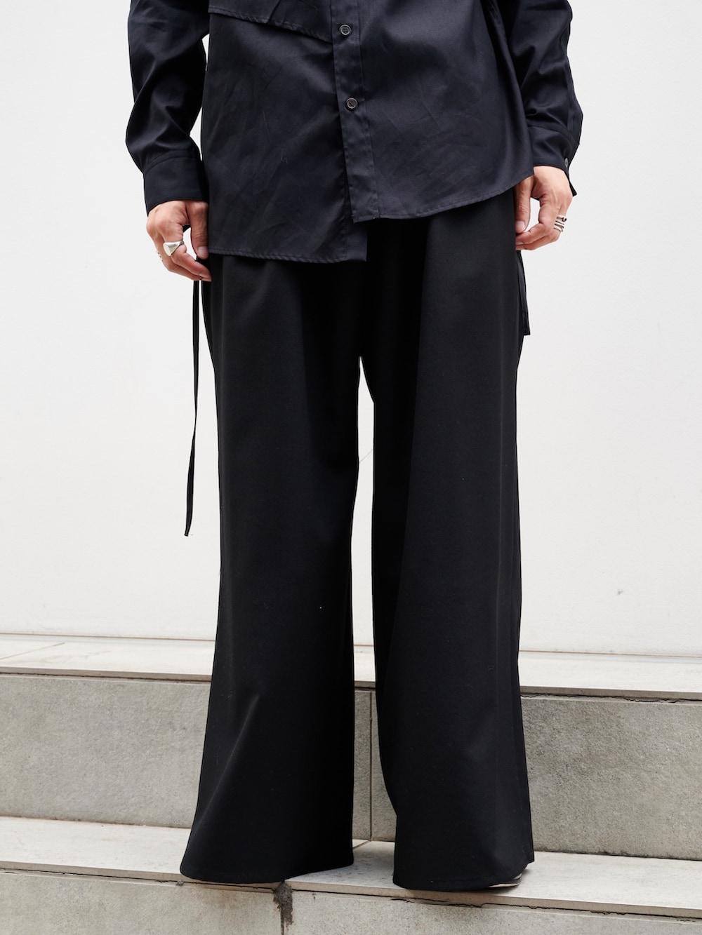 「アツいコーデ全部見せ、シンプル、モノトーンコーデ」｜「sulvamの【sulvam/サルバム】BODY OVERLAP STAND COLLAR SHIRT（シャツ/ブラウス、ブラック系）」を使った、yoshidaさん（メンズ・169cm）の夏コーディネートの5枚目の写真