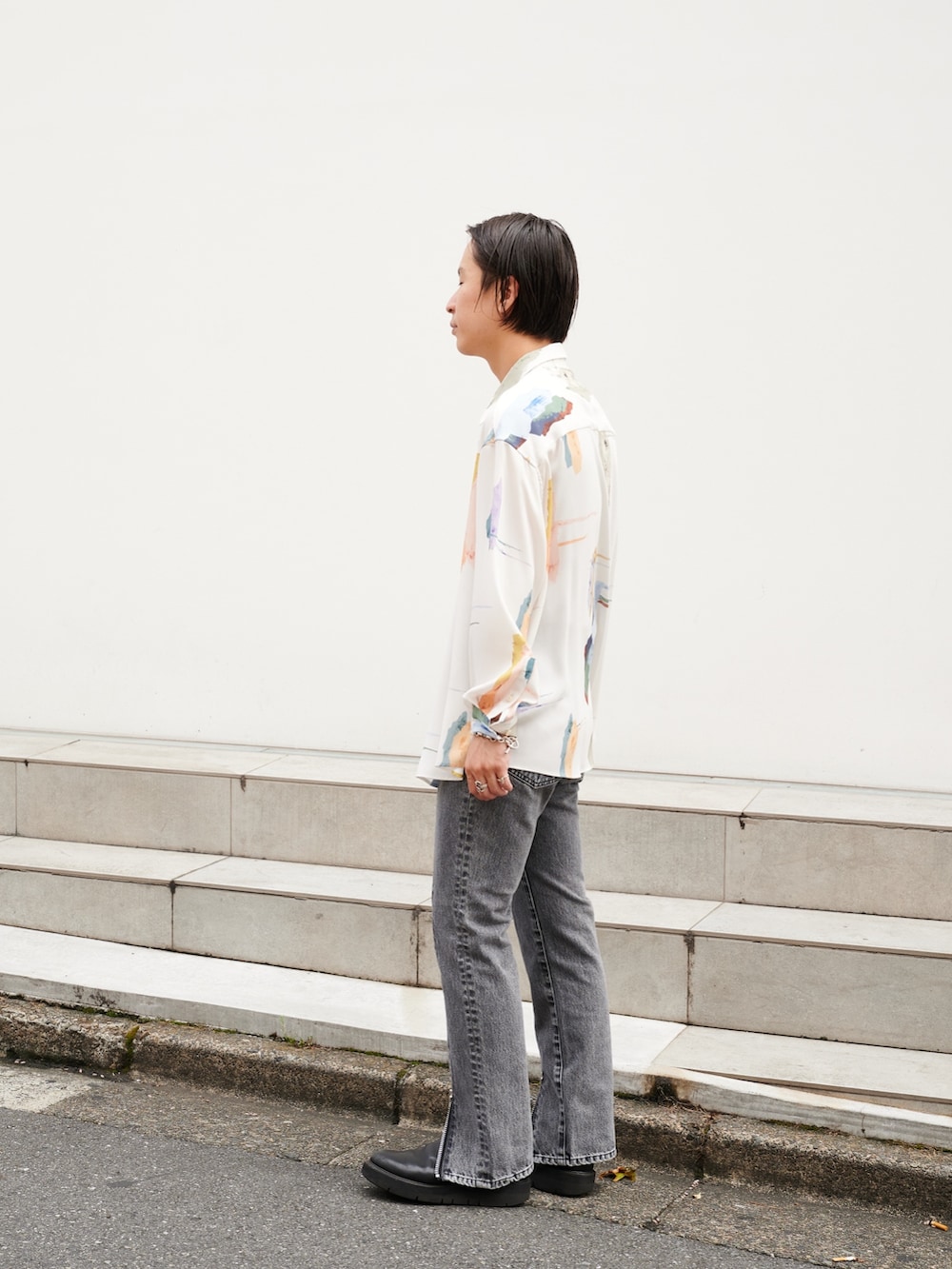 「シャツスタイル、カジュアル、柄シャツ、デニム、ネックレス」｜「LiNoHのペイントロングスリーブシャツ（シャツ/ブラウス、ホワイト系）」を使った、yoshidaさん（メンズ・169cm）の夏コーディネートの2枚目の写真