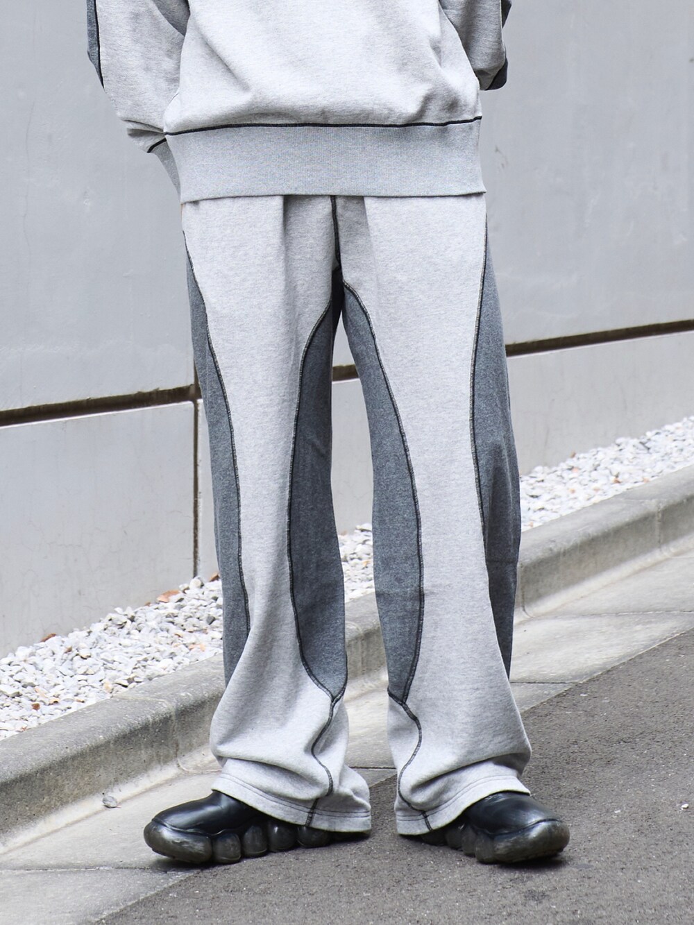 グレー系のスウェットを着用したメンズの冬コーディネートの6枚目の写真