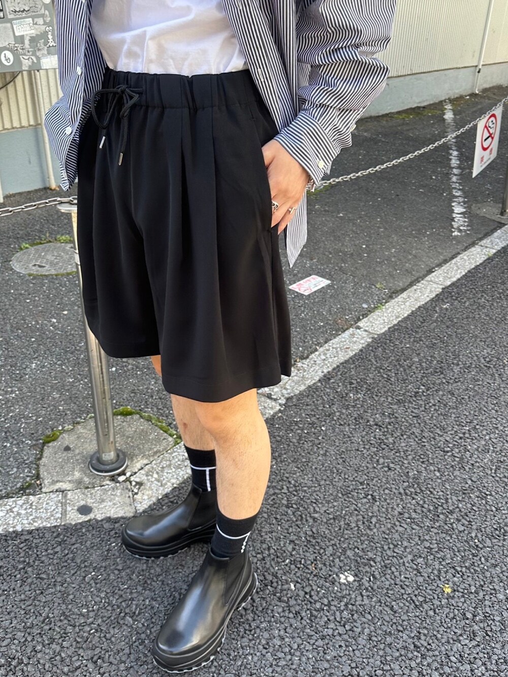 「シャツスタイル、今日のコーデ、モノトーンコーデ、夏コーデ」｜「ATTACHMENTのSTUDIOUS別注 EASY SHORTS（その他パンツ、ブラック系）」を使った、yoshidaさん（メンズ・169cm）の春コーディネートの4枚目の写真