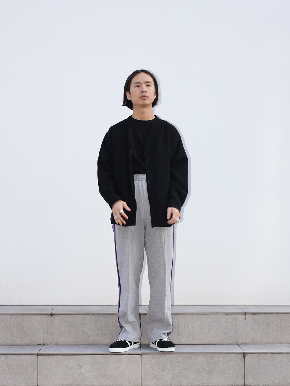 「おしゃ見えテクニック、大人カジュアル、メンズコーデ、カジュアルコーデ、低身長」｜「markaのBAND COLLAR SKIPPER SHIRT（カーディガン/ボレロ、ブラック系）」を使った、yoshidaさん（メンズ・169cm）の冬コーディネートの2枚目の写真