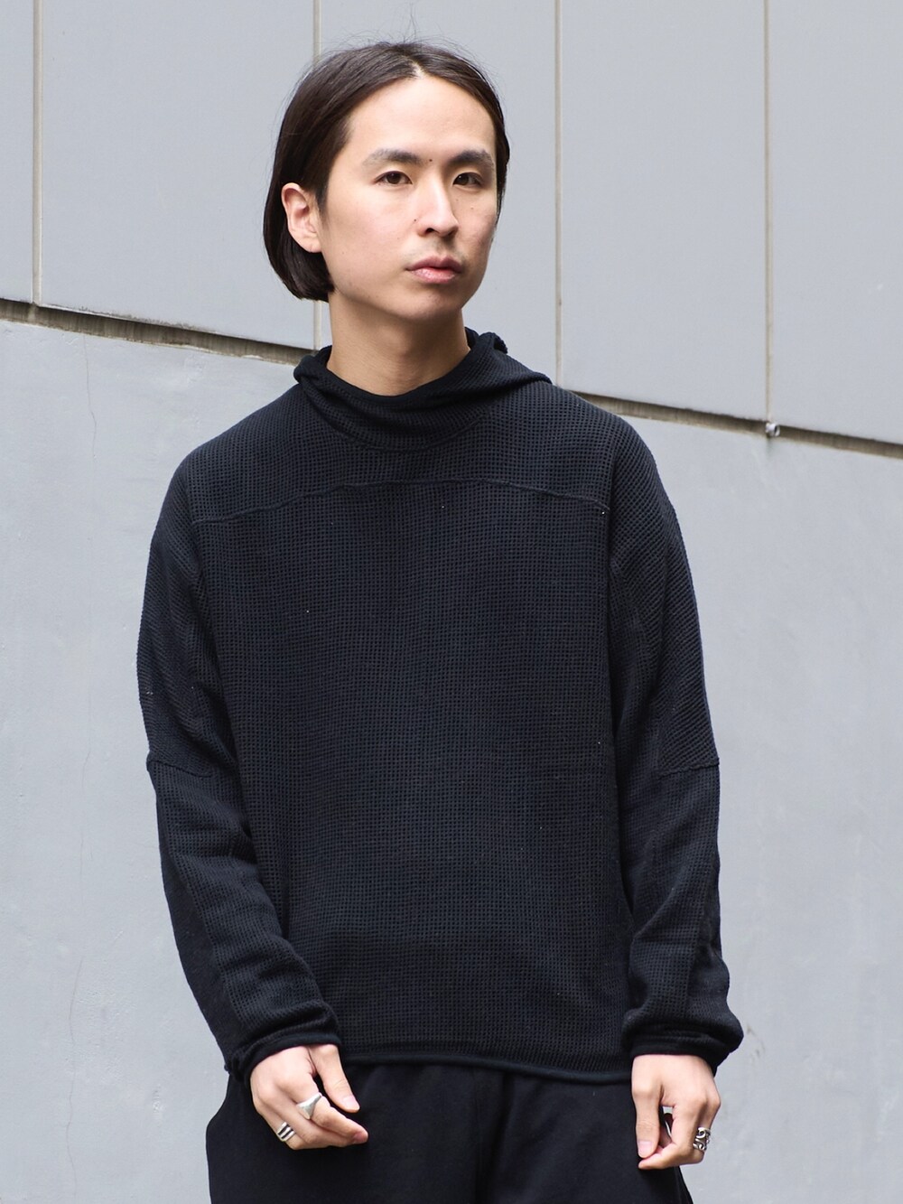 ブラック系のパーカー、ブラック系のスウェットパンツを着用したメンズの冬コーディネートの4枚目の写真