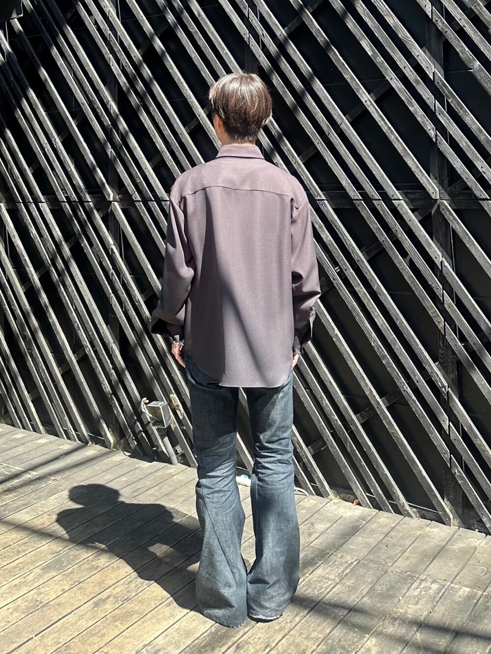 「今日のコーデ、低身長コーデ、シャツスタイル」｜「LiNoHのDOUBLE LAYRED LS SHIRT/ダブルレイヤードレギュラーカラーシャツ（シャツ/ブラウス、グレー系）」を使った、yoshidaさん（メンズ・169cm）の春コーディネートの3枚目の写真
