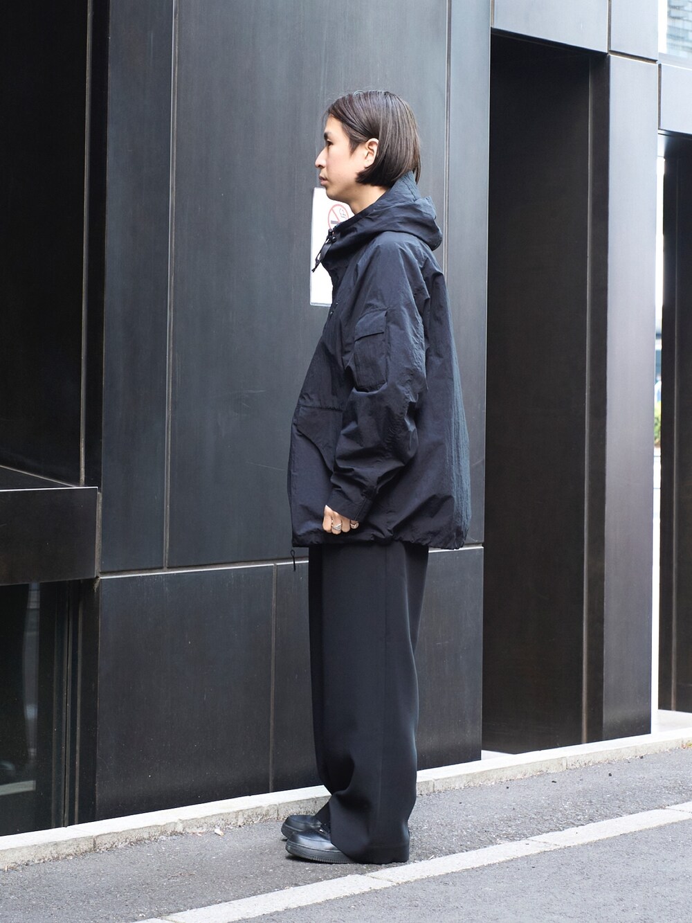 「休日スタイル、きれいめカジュアル、ワイドパンツ、黒」｜「N.HOOLYWOODのSTUDIOUS別注 098 WIDE PANTS（スラックス、ブラック系）」を使った、yoshidaさん（メンズ・169cm）の冬コーディネートの2枚目の写真