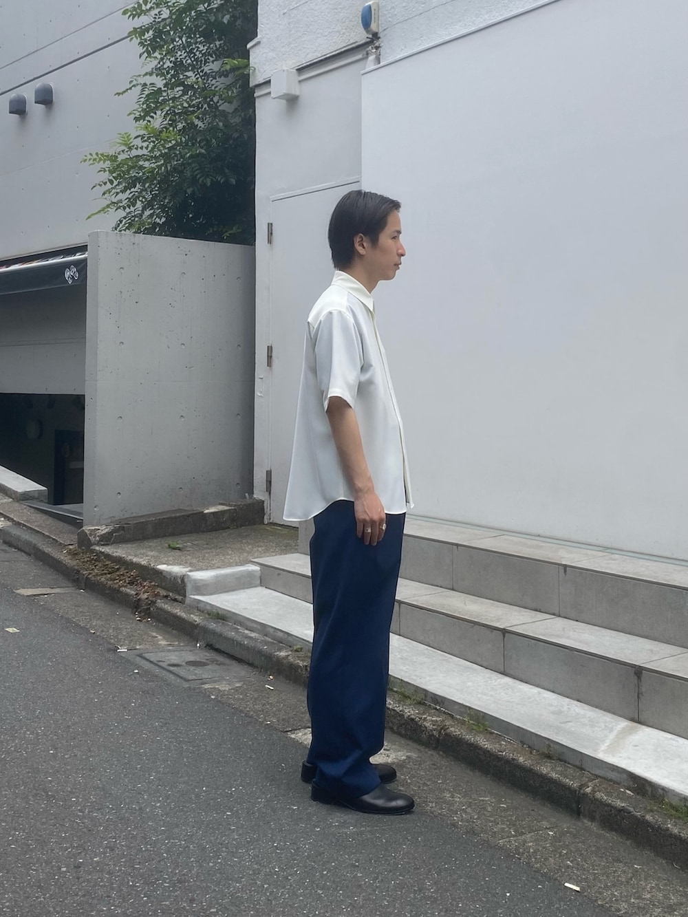 ホワイト系のシャツ/ブラウスを着用したメンズの春コーディネートの2枚目の写真