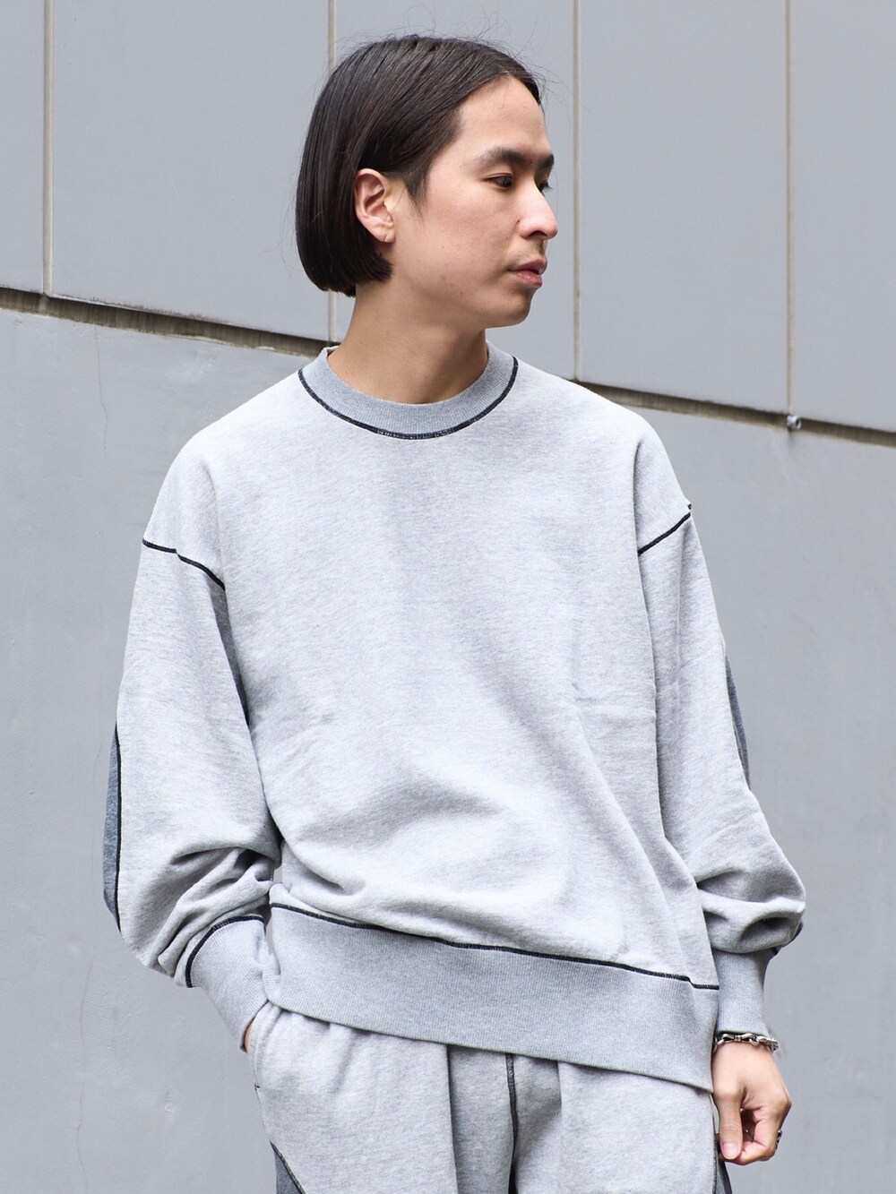 グレー系のスウェットを着用したメンズの冬コーディネートの4枚目の写真