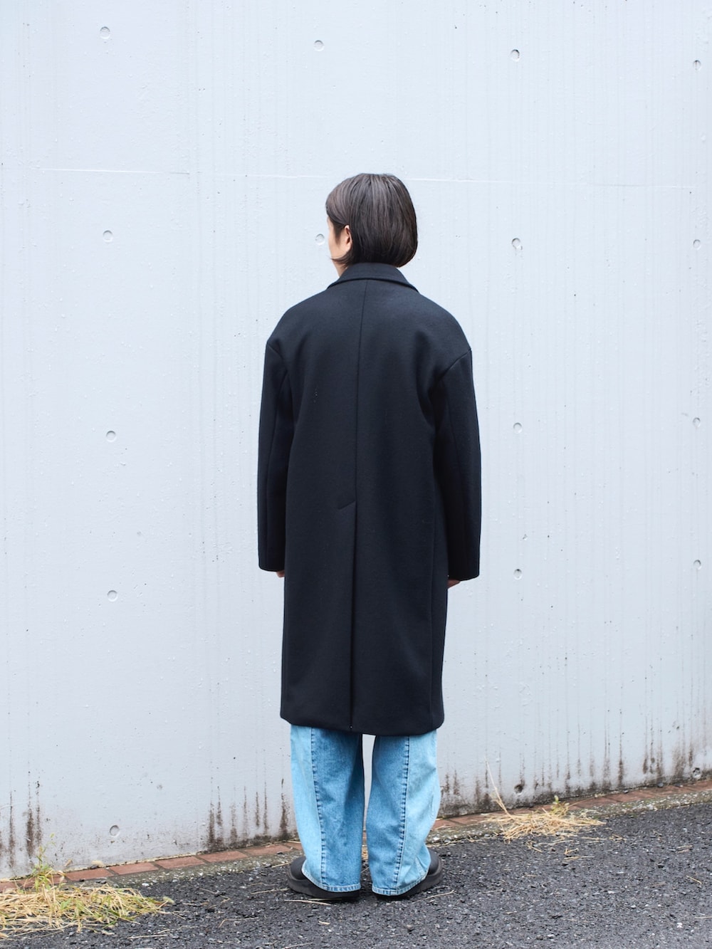 「新星WEARISTAにエントリー、レイヤードスタイル、冬ファッション、ビッグシルエット」｜「STUDIOUSのCashmere wool ダブルチェスターコート（チェスターコート、ブラック系）」を使った、yoshidaさん（メンズ・169cm）の冬コーディネートの4枚目の写真