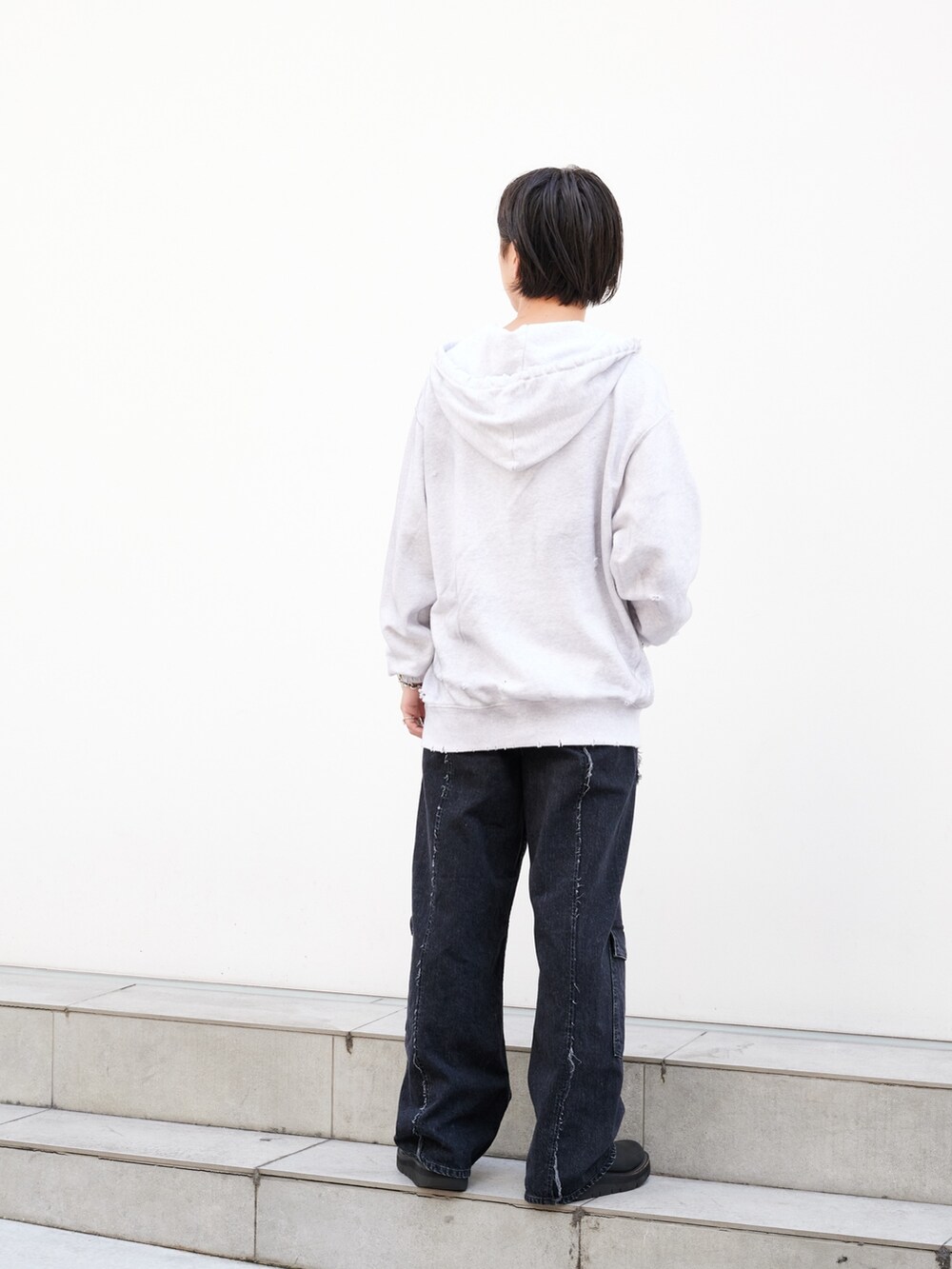 「デニム、ストリート、カーゴパンツ、シンプルコーデ、パーカー、24ssトレンド」｜「JiedaのJieDa STATE SWEAT HOODIE（パーカー、グレー系）」を使った、yoshidaさん（メンズ・169cm）の秋コーディネートの3枚目の写真