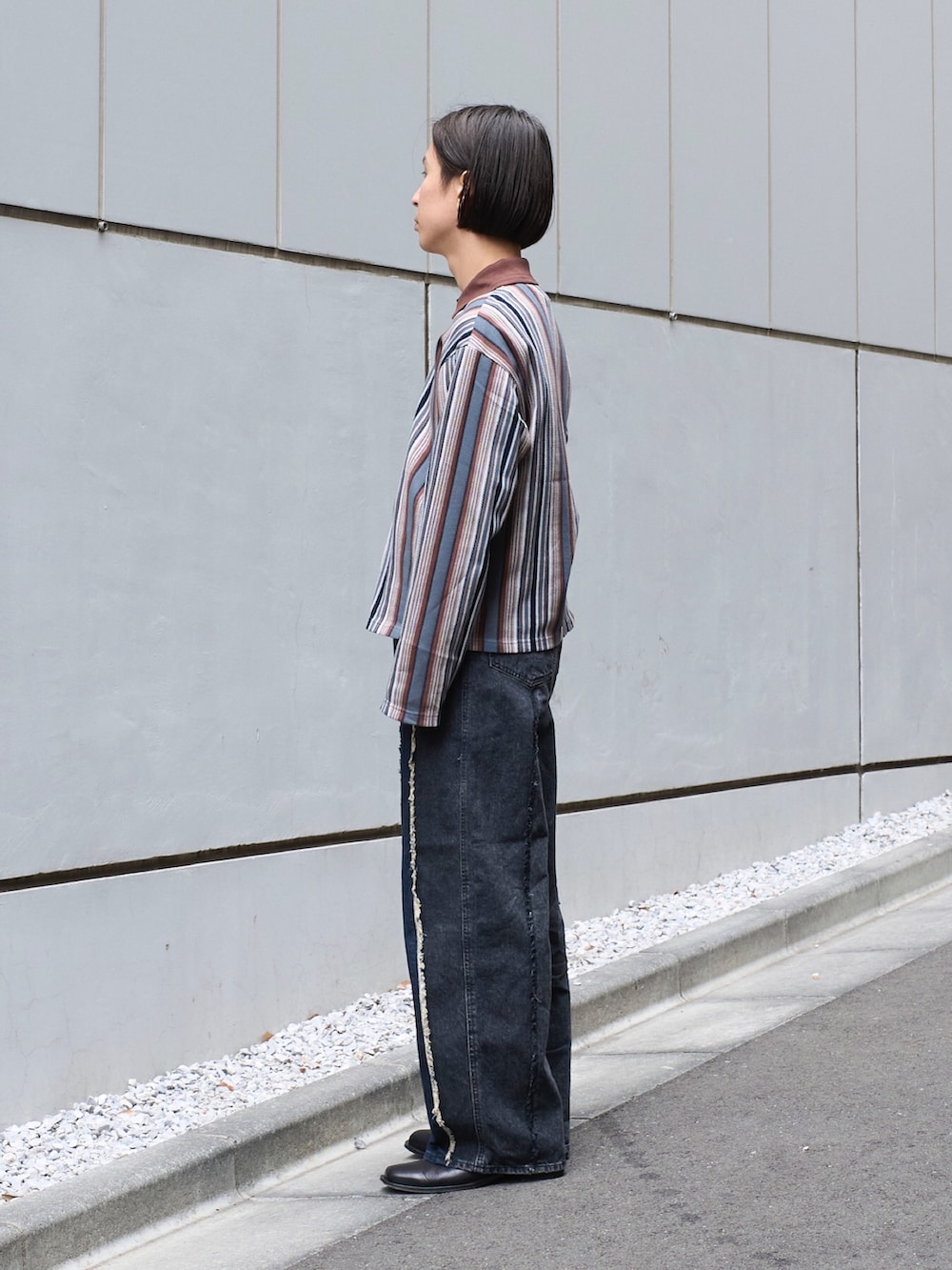 「お出かけコーデ、メンズファッション、休日スタイル、カジュアルコーデ、デニムパンツ、ビッグシルエット、24ssトレンド」｜「JiedaのSTRIPE SHIRT CARDIGAN（カーディガン/ボレロ、ブラウン系）」を使った、yoshidaさん（メンズ・169cm）の冬コーディネートの2枚目の写真