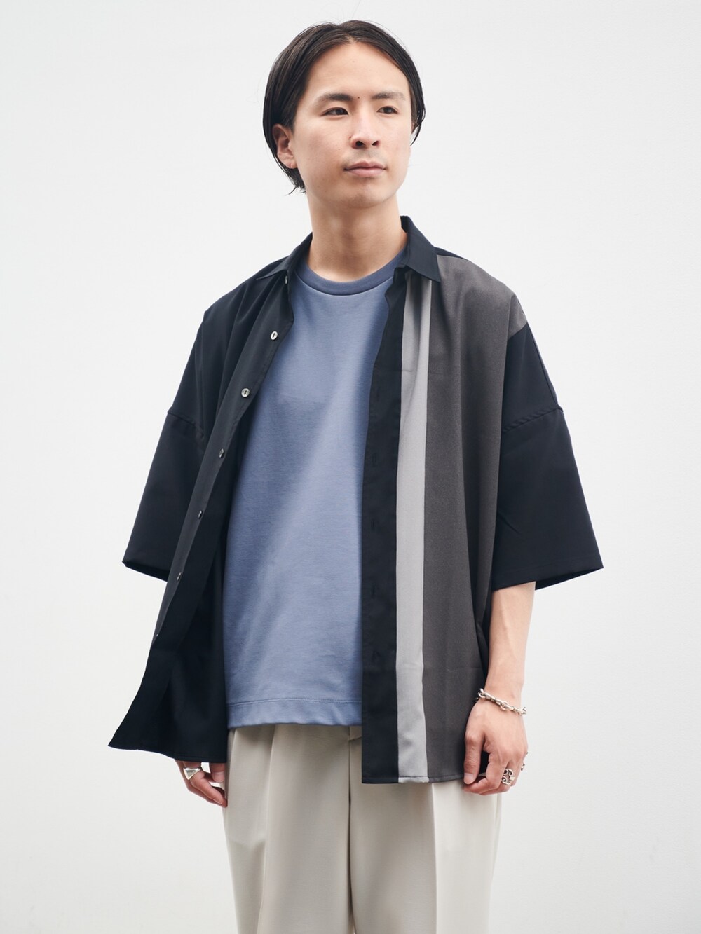 「シンプル、リラックススタイル、メンズコーデ」｜「SHAREEFのSTUDIOUS別注 切り替え SHIRTS（シャツ/ブラウス、ブラック系）」を使った、yoshidaさん（メンズ・169cm）の夏コーディネートの4枚目の写真