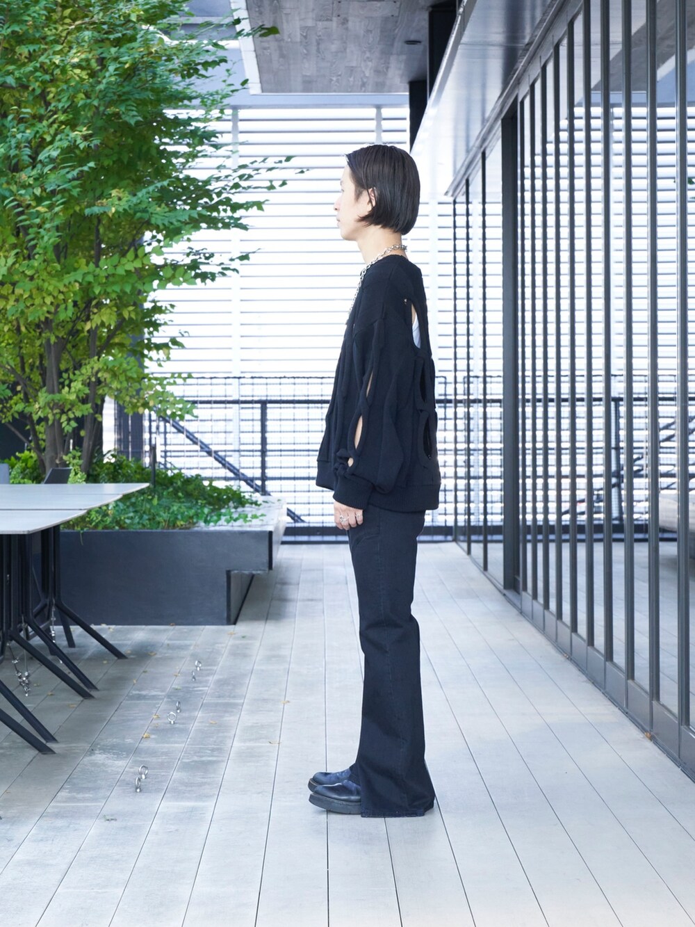 「デニムパンツ」｜「MUKAIのLAYERED SLIM DENIM PANTS（デニムパンツ、ブラック系）」を使った、yoshidaさん（メンズ・169cm）の秋コーディネートの2枚目の写真