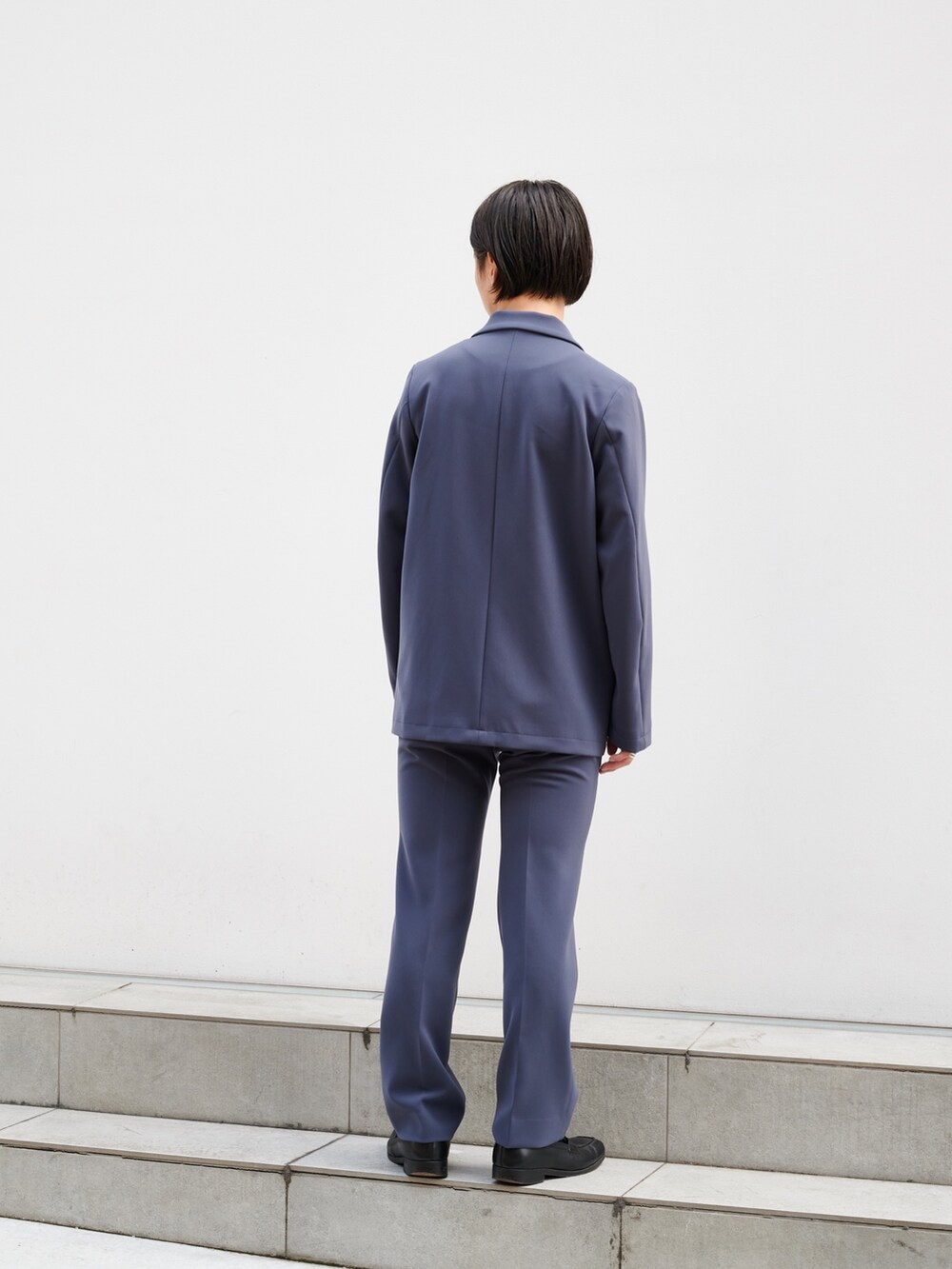 「秋服まるっと大公開、秋コーデ、ジャケットスタイル、スラックス、シンプルコーデ、オトナカジュアル」｜「STUDIOUSのDouble Core セミダブルジャケット（テーラードジャケット、グレー系）」を使った、yoshidaさん（メンズ・169cm）の秋コーディネートの3枚目の写真