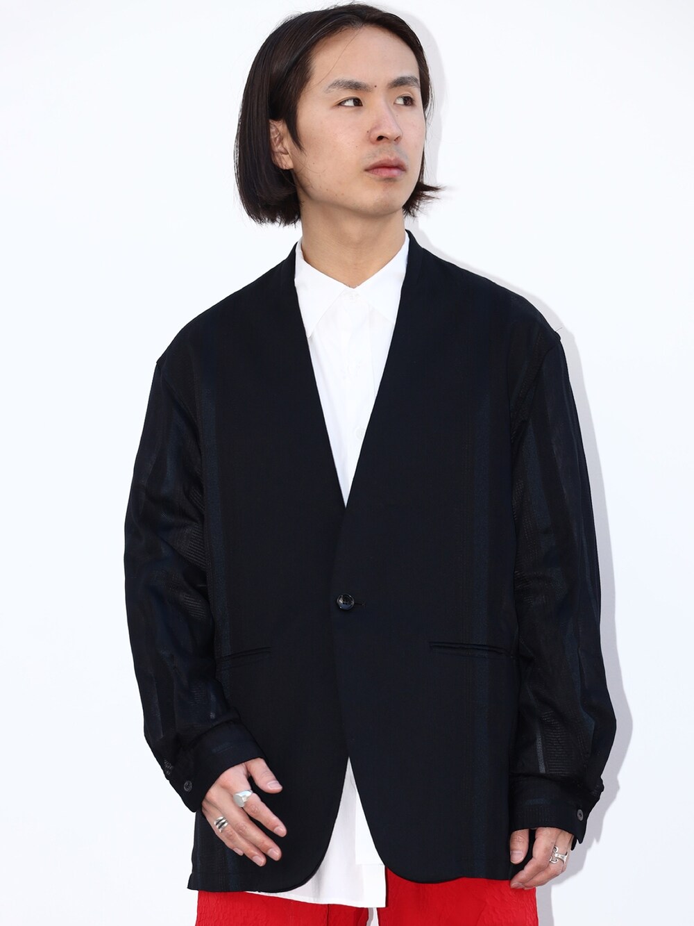 ブラック系のテーラードジャケットを着用したメンズの冬コーディネートの4枚目の写真