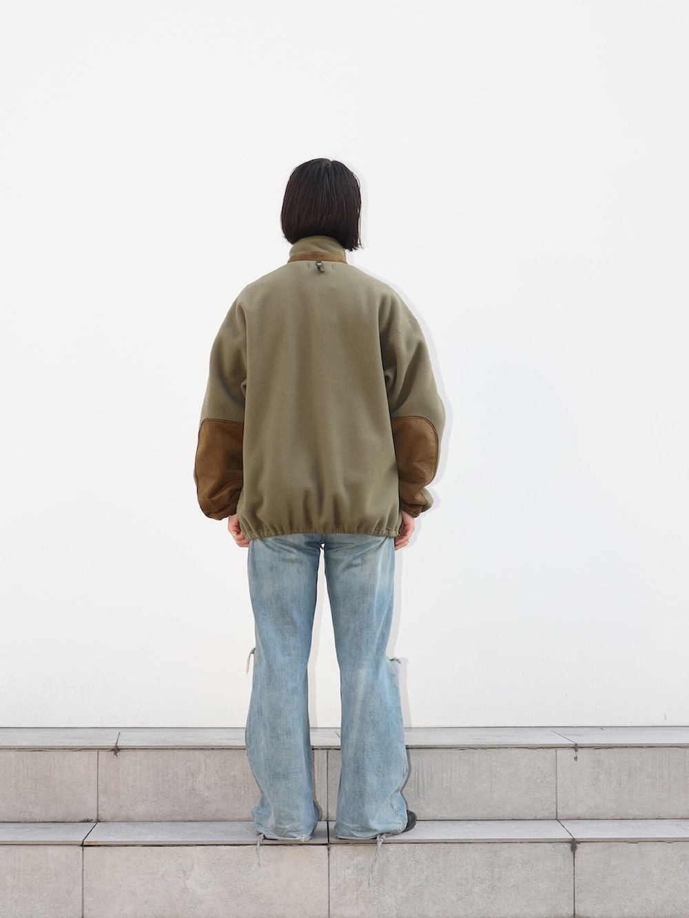 「おしゃ見えテクニック、大人カジュアル、メンズファッション、カジュアルコーデ、フレアパンツ、ミリタリー」｜「markaのFLEECE LINER JACKET（ブルゾン、グリーン系）」を使った、yoshidaさん（メンズ・169cm）の冬コーディネートの5枚目の写真