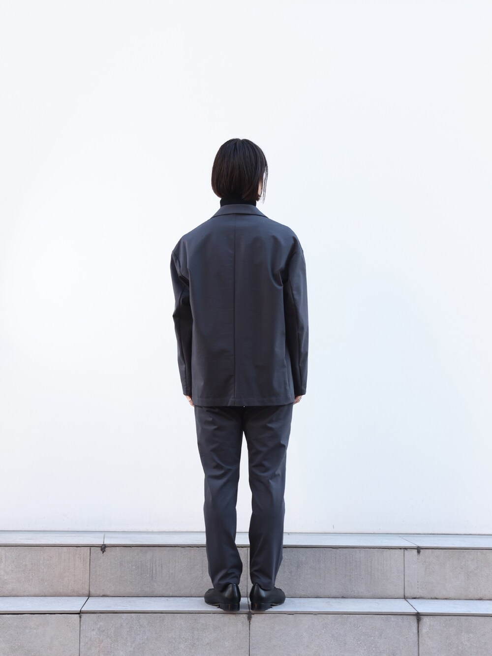 「新星WEARISTAにエントリー、今日のコーデ、大人コーデ」｜「ATTACHMENTのSTUDIOUS別注 SLIM SLACKS（スラックス、グレー系）」を使った、yoshidaさん（メンズ・169cm）の冬コーディネートの4枚目の写真