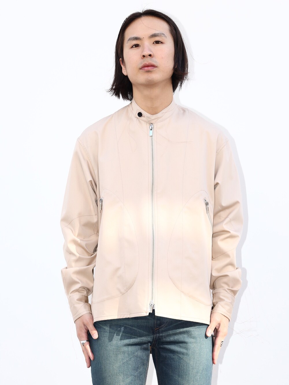 「冬を彩る色いろコーデ、休日スタイル、メンズファッション、シンプルスタイル、メンズコーデ」｜「sulvamの【sulvam/サルバム】配色ステッチジップアップジャケット（ブルゾン、ベージュ系）」を使った、yoshidaさん（メンズ・169cm）の冬コーディネートの4枚目の写真