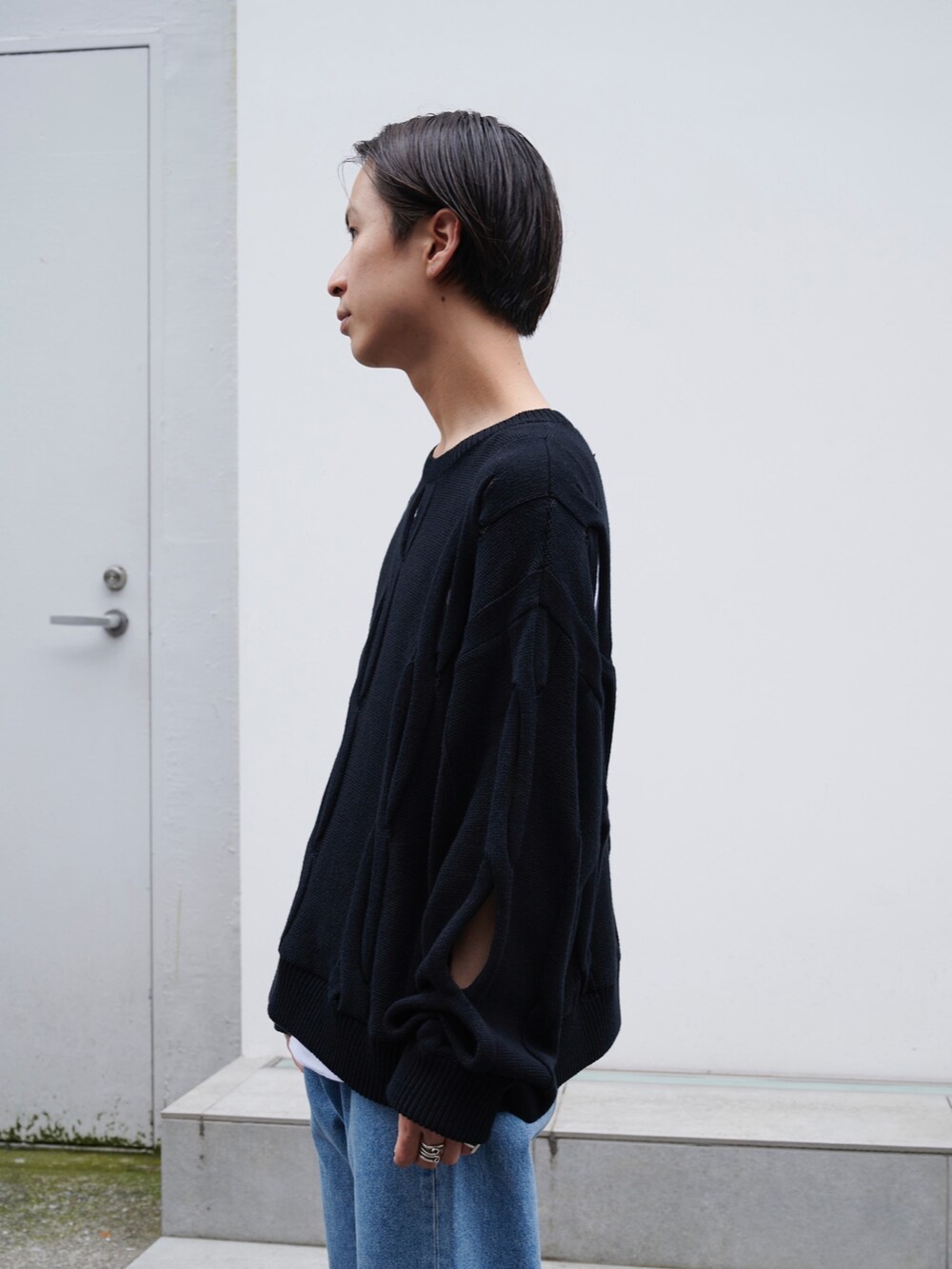 「このスタイルがお気に入り、デニム、シンプルコーデ、休日スタイル、ワイドパンツ」｜「MUKAIのCABLE KNIT（ニット/セーター、ブラック系）」を使った、yoshidaさん（メンズ・169cm）の夏コーディネートの7枚目の写真