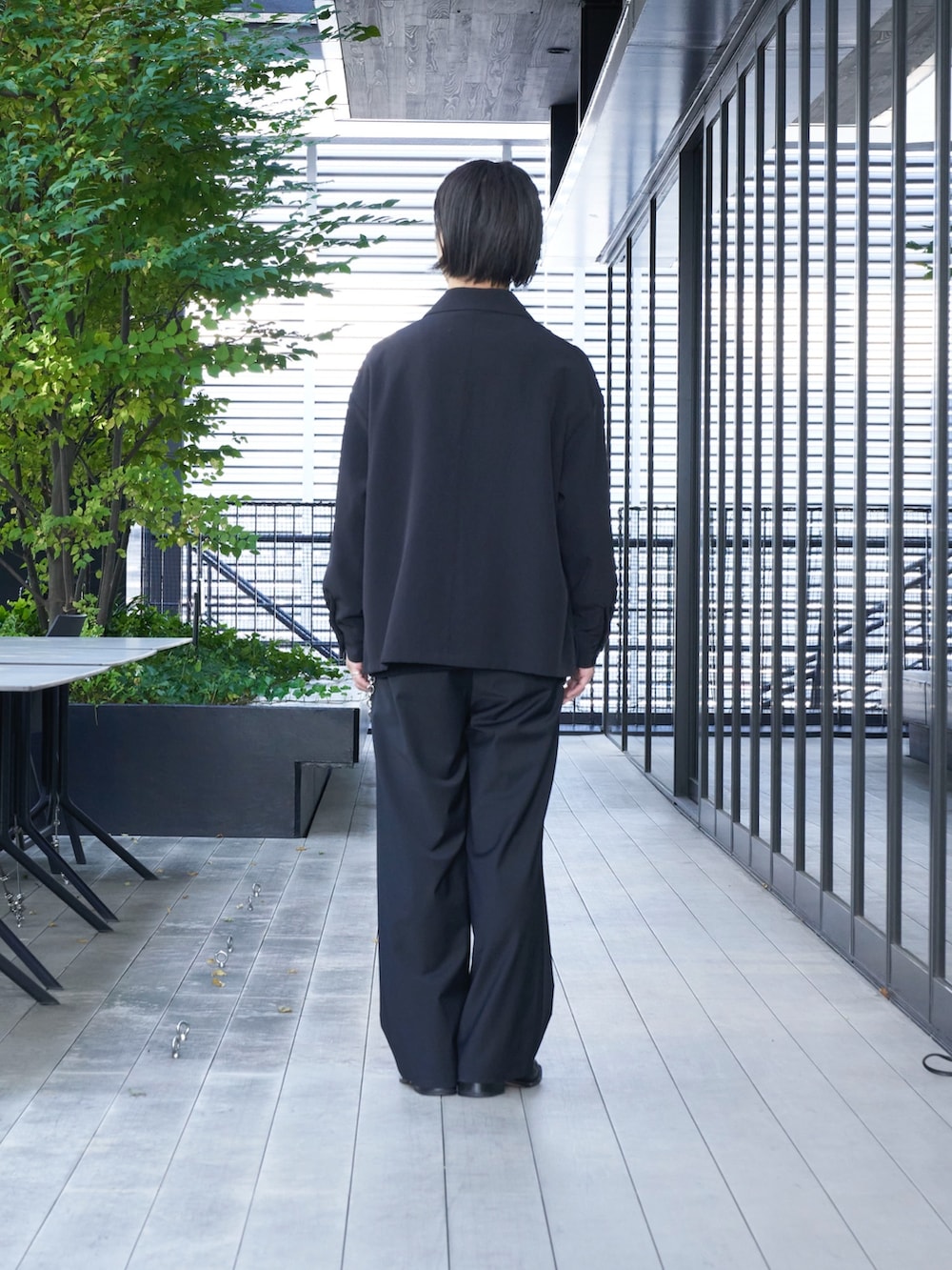 ブラック系のブルゾンを着用したメンズの秋コーディネートの3枚目の写真