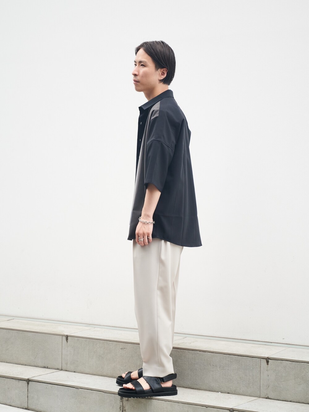 「シンプル、リラックススタイル、メンズコーデ」｜「SHAREEFのSTUDIOUS別注 切り替え SHIRTS（シャツ/ブラウス、ブラック系）」を使った、yoshidaさん（メンズ・169cm）の夏コーディネートの2枚目の写真