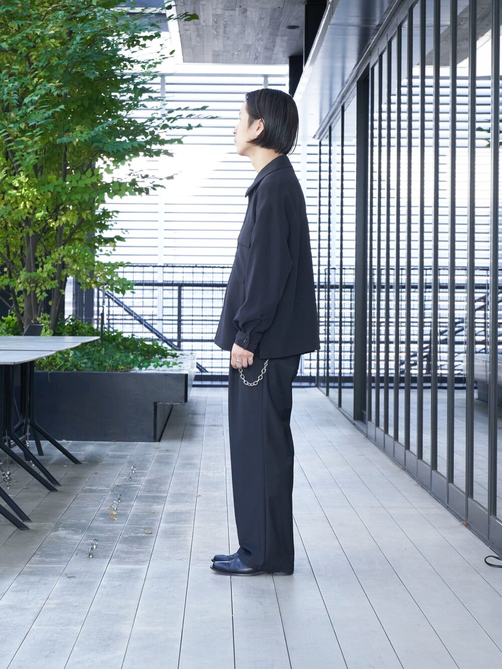 ブラック系のブルゾンを着用したメンズの秋コーディネートの2枚目の写真