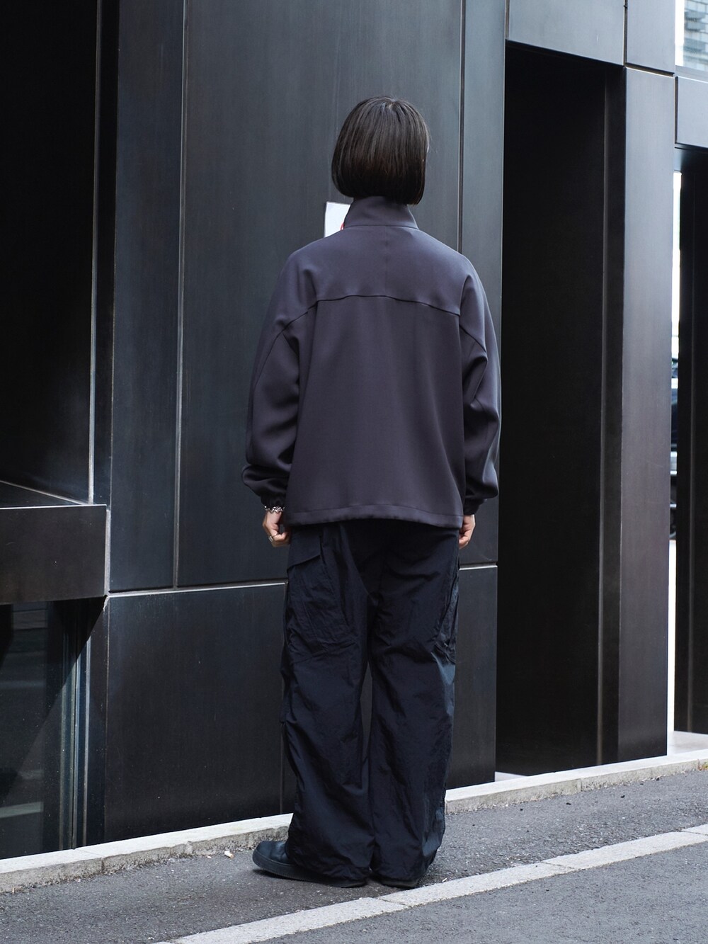 「春色、休日スタイル、メンズファッション、おでかけコーデ、黒、ワイドパンツ、シンブルコーデ」｜「N.HOOLYWOODのSTUDIOUS別注 098 STANDCOLLAR JKT（シャツ/ブラウス、グレー系）」を使った、yoshidaさん（メンズ・169cm）の冬コーディネートの3枚目の写真