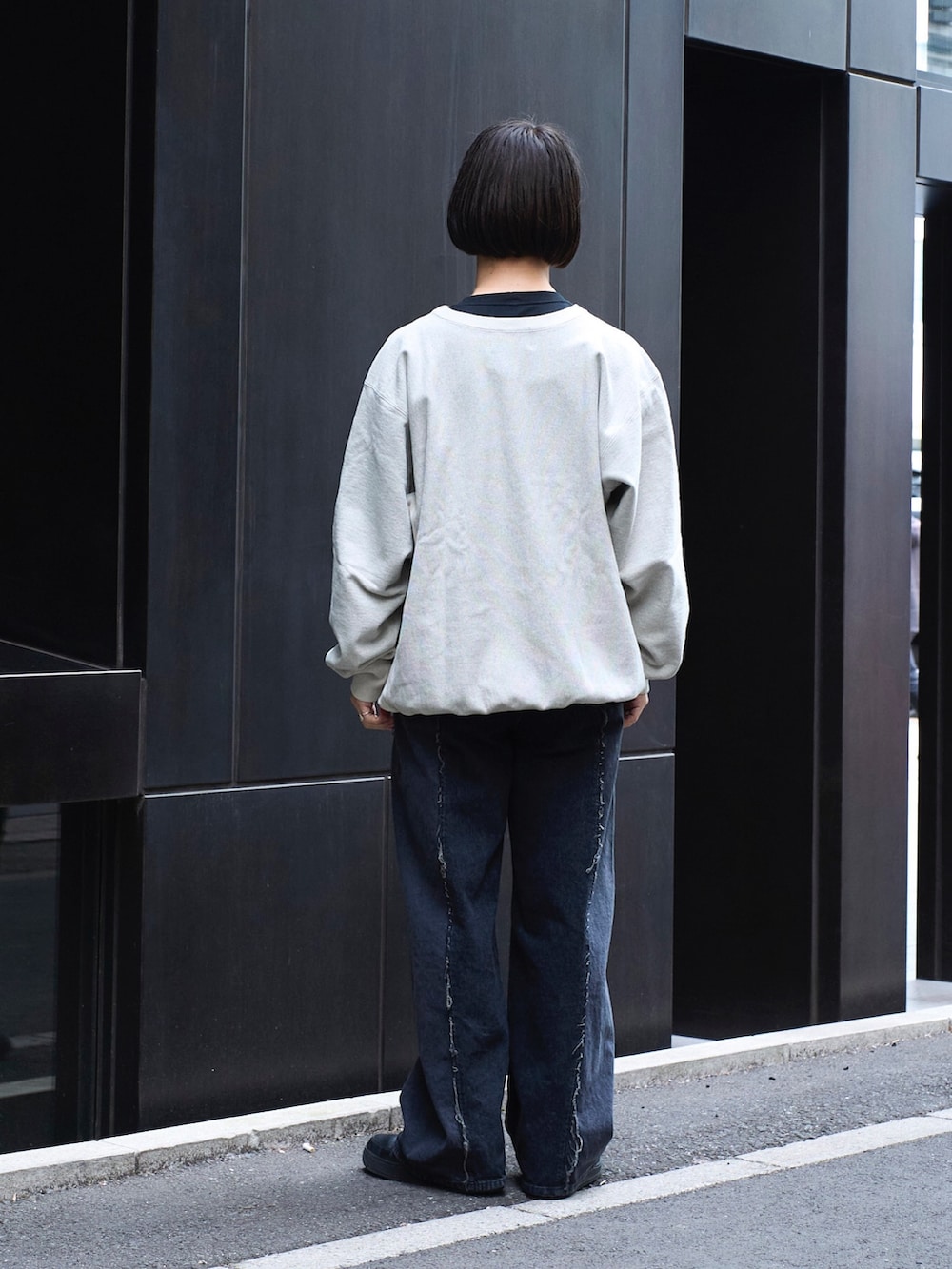 ブラック系のデニムパンツを着用したメンズの冬コーディネートの3枚目の写真