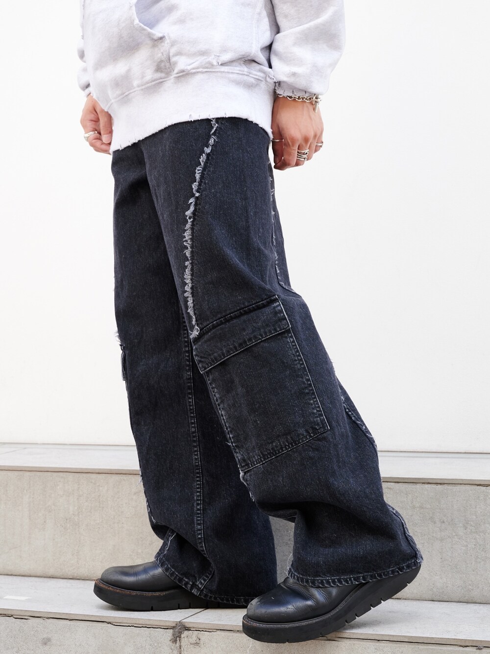 「デニム、ストリート、カーゴパンツ、シンプルコーデ、パーカー、24ssトレンド」｜「JiedaのJieDa STATE SWEAT HOODIE（パーカー、グレー系）」を使った、yoshidaさん（メンズ・169cm）の秋コーディネートの6枚目の写真