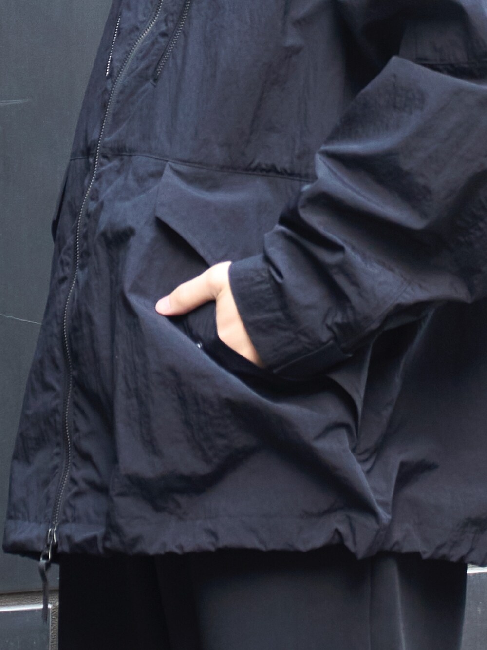 「休日スタイル、きれいめカジュアル、ワイドパンツ、黒」｜「N.HOOLYWOODのSTUDIOUS別注 098 WIDE PANTS（スラックス、ブラック系）」を使った、yoshidaさん（メンズ・169cm）の冬コーディネートの5枚目の写真