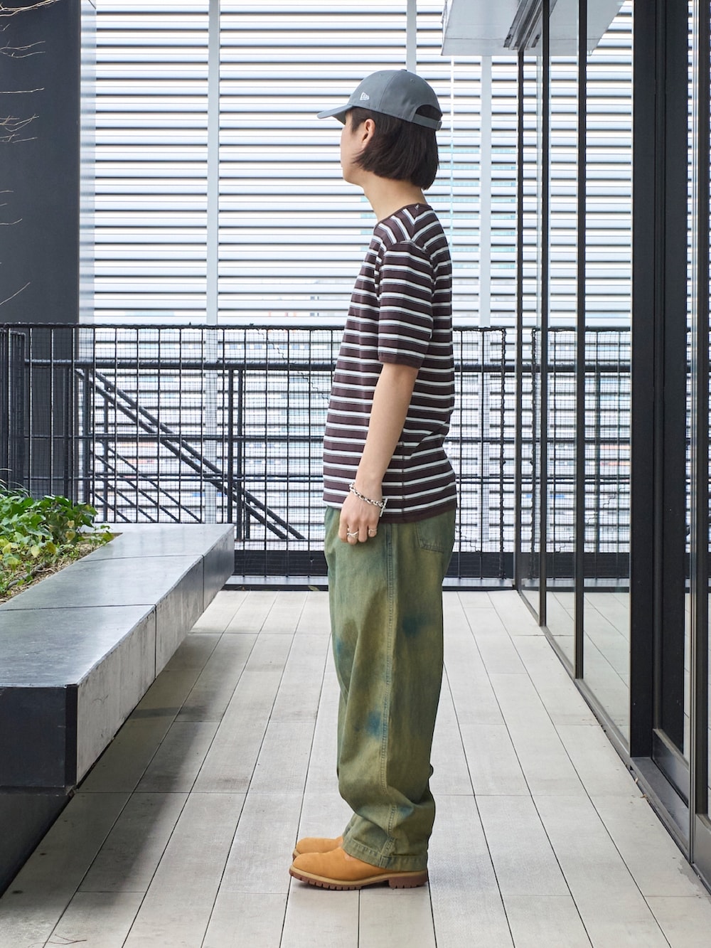 ブラウン系のTシャツ/カットソー、ブルー系のデニムパンツを着用したメンズの春コーディネートの2枚目の写真