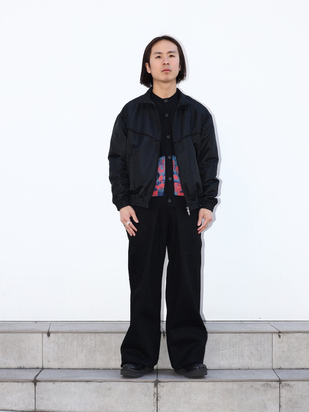 「シンプル、ビッグシルエット、ブラック、ワイドデニム、今日のコーデ、デニム、24ssトレンド」｜「JOHN LAWRENCE SULLIVANのRIGID DENIM WIDE PANTS（デニムパンツ、ブラック系）」を使った、yoshidaさん（メンズ・169cm）の冬コーディネートの2枚目の写真