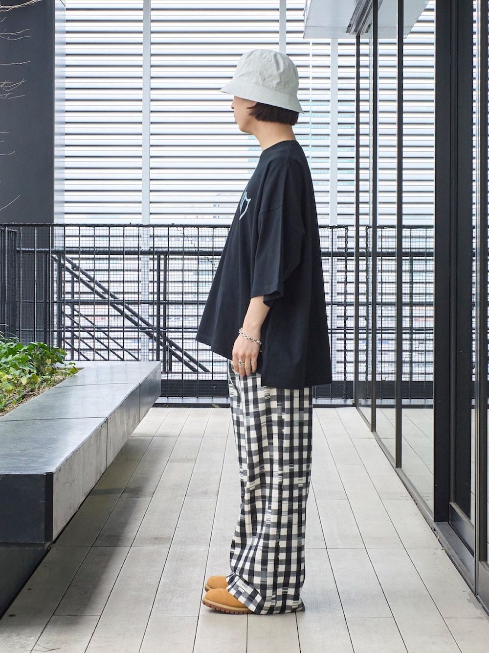 ブラック系のTシャツ/カットソー、その他のその他パンツ、ベージュ系のハットを着用したメンズの春コーディネートの2枚目の写真