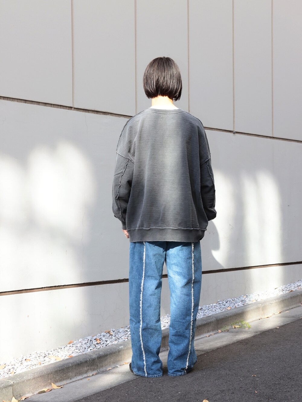 「新星WEARISTAにエントリー、淡色コーデ、ストリート、今日のコーデ、オトナカジュアル、24ssトレンド」｜「JiedaのEX. SWITCHING OVER DENIM PANTS（デニムパンツ、ブルー系）」を使った、yoshidaさん（メンズ・169cm）の冬コーディネートの3枚目の写真