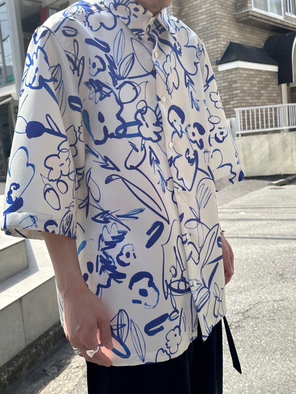 ブラック系のスラックスを着用したメンズの春コーディネートの4枚目の写真