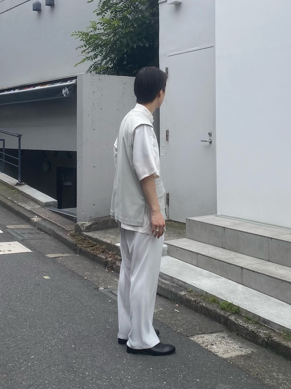 ホワイト系のシャツ/ブラウス、ホワイト系のベストを着用したメンズの春コーディネートの2枚目の写真