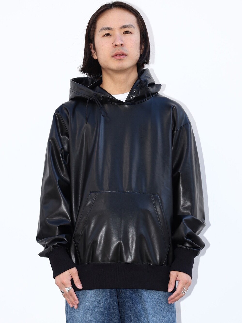 「シンプル、ブラック、ワイドデニム、カジュアルコーデ、24ssトレンド」｜「JOHN LAWRENCE SULLIVANのWASHED DENIM WIDE PANTS（デニムパンツ、ブルー系）」を使った、yoshidaさん（メンズ・169cm）の冬コーディネートの5枚目の写真