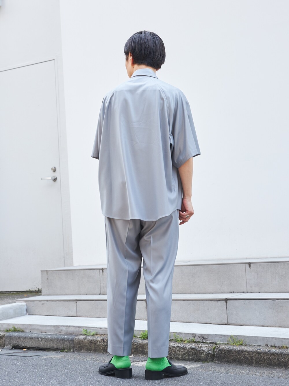 グレー系のシャツ/ブラウス、グレー系のその他パンツを着用したメンズの夏コーディネートの3枚目の写真