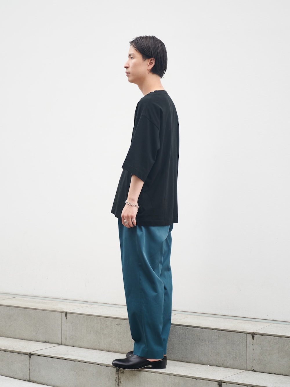 「カジュアルコーデ」｜「SHAREEFのSTUDIOUS別注 LOGO TEE（Tシャツ/カットソー、ブラック系）」を使った、yoshidaさん（メンズ・169cm）の夏コーディネートの2枚目の写真
