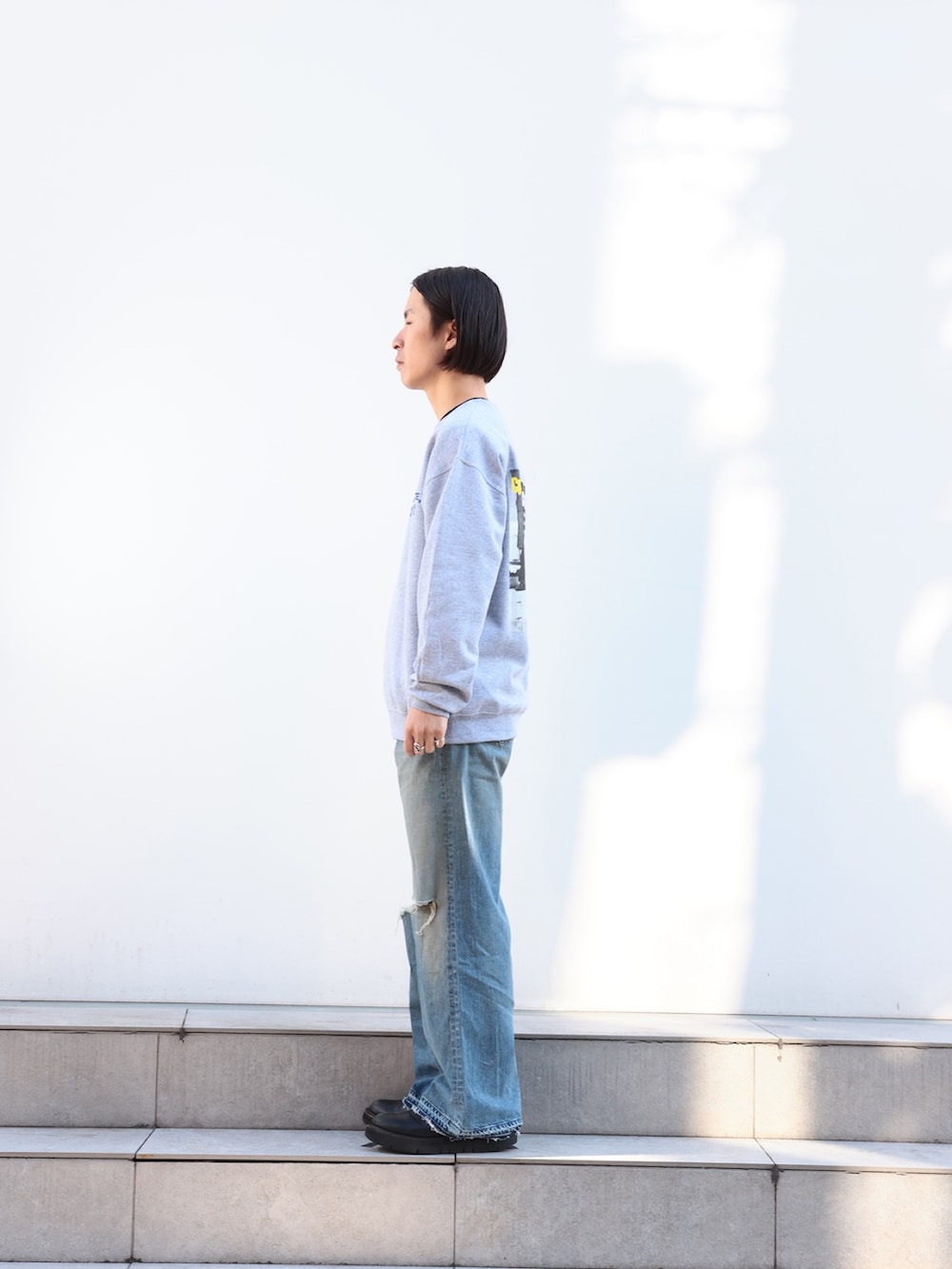 「新星WEARISTAにエントリー、秋冬コーデ、今日のコーデ、メンズファッション、24ssトレンド」｜「JiedaのDAMAGE LOOSE FIT DENIM "BLU"（デニムパンツ、ブルー系）」を使った、yoshidaさん（メンズ・169cm）の冬コーディネートの2枚目の写真
