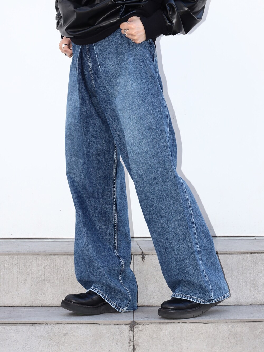 「シンプル、ブラック、ワイドデニム、カジュアルコーデ、24ssトレンド」｜「JOHN LAWRENCE SULLIVANのWASHED DENIM WIDE PANTS（デニムパンツ、ブルー系）」を使った、yoshidaさん（メンズ・169cm）の冬コーディネートの8枚目の写真