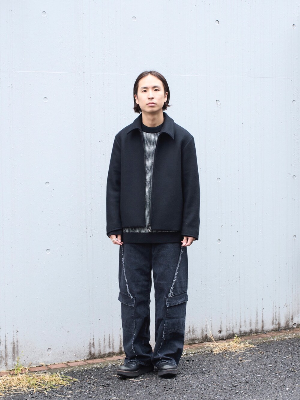 ブラック系のブルゾンを着用したメンズの冬コーディネートの2枚目の写真