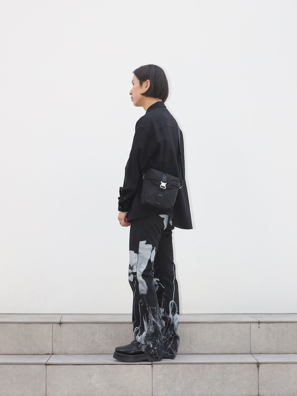 ブラック系のショルダーバッグ、ブラック系のデニムパンツ、ブラック系のシャツ/ブラウスを着用したメンズの冬コーディネートの2枚目の写真
