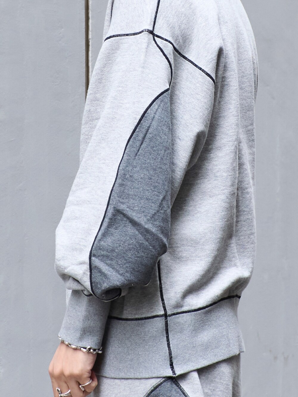 グレー系のスウェットを着用したメンズの冬コーディネートの5枚目の写真