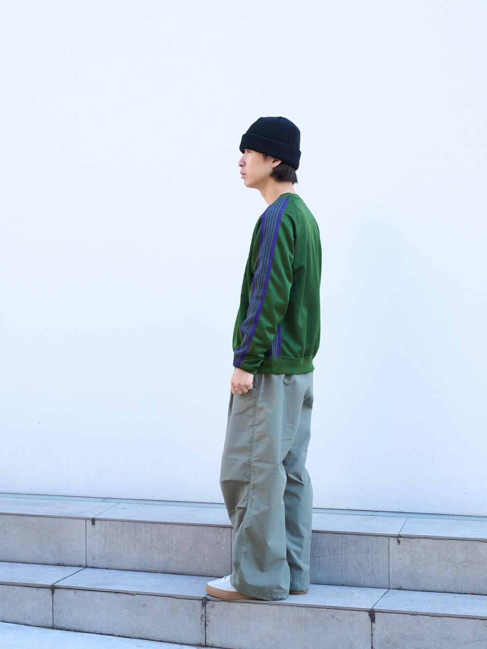 「オトナカジュアル、スニーカー、シンプル、ワイドパンツ、カーゴパンツ、ビッグシルエット、グリーン、24ssトレンド」｜「markaのSTUDIOUS別注 TECH SNOW PANTS（カーゴパンツ、グリーン系）」を使った、yoshidaさん（メンズ・169cm）の冬コーディネートの2枚目の写真