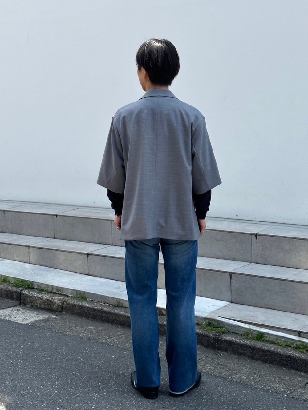 「メンズコーデ」｜「LiNoHのTW OVER TAILORED HALF JKT（テーラードジャケット、グレー系）」を使った、yoshidaさん（メンズ・169cm）の春コーディネートの3枚目の写真