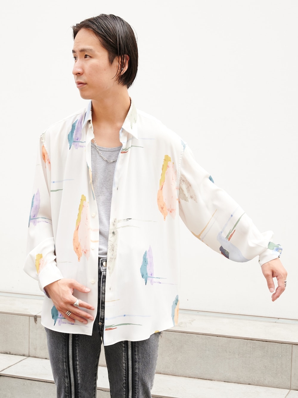 「シャツスタイル、カジュアル、柄シャツ、デニム、ネックレス」｜「LiNoHのペイントロングスリーブシャツ（シャツ/ブラウス、ホワイト系）」を使った、yoshidaさん（メンズ・169cm）の夏コーディネートの4枚目の写真